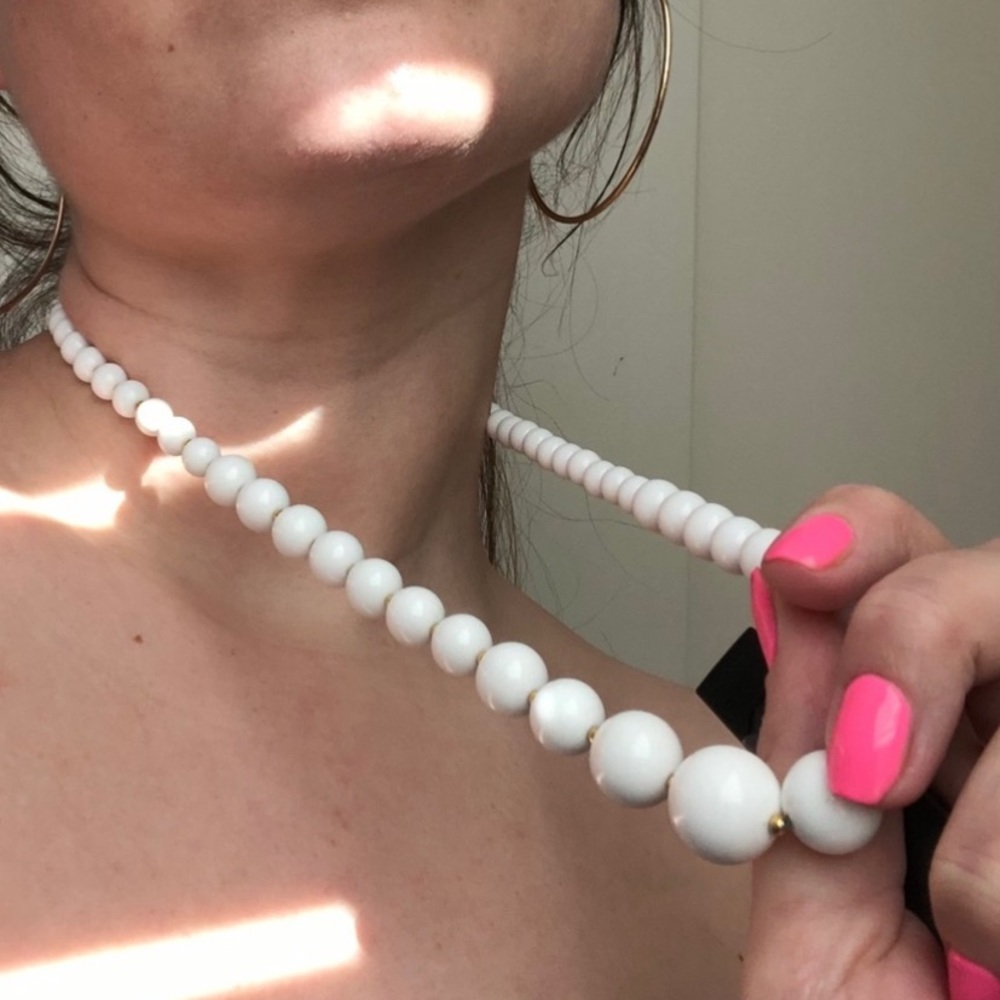 Vintage 80s white bead necklace